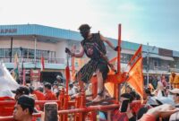 Seorang perempuan Suku Dayak Kanayatn mengenakan pakaian adat lengkap dengan hiasan kepala, menunjukkan keindahan dan kekayaan warisan budaya mereka yang otentik. Pakaian ini sering dipakai dalam upacara adat penting yang melambangkan identitas serta spiritualitas masyarakat Dayak Kanayatn.