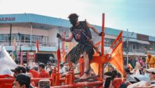 Seorang perempuan Suku Dayak Kanayatn mengenakan pakaian adat lengkap dengan hiasan kepala, menunjukkan keindahan dan kekayaan warisan budaya mereka yang otentik. Pakaian ini sering dipakai dalam upacara adat penting yang melambangkan identitas serta spiritualitas masyarakat Dayak Kanayatn.