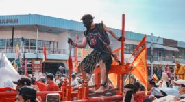 Seorang perempuan Suku Dayak Kanayatn mengenakan pakaian adat lengkap dengan hiasan kepala, menunjukkan keindahan dan kekayaan warisan budaya mereka yang otentik. Pakaian ini sering dipakai dalam upacara adat penting yang melambangkan identitas serta spiritualitas masyarakat Dayak Kanayatn.