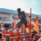 Seorang perempuan Suku Dayak Kanayatn mengenakan pakaian adat lengkap dengan hiasan kepala, menunjukkan keindahan dan kekayaan warisan budaya mereka yang otentik. Pakaian ini sering dipakai dalam upacara adat penting yang melambangkan identitas serta spiritualitas masyarakat Dayak Kanayatn.
