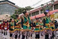 Para penari Dayak dengan pakaian adat penuh warna menampilkan tarian tradisional yang dinamis, merayakan Gawai Dayak sebagai ungkapan rasa syukur dan pelestarian budaya leluhur. Gerakan energik mereka merefleksikan semangat kebersamaan dan kekayaan warisan adat yang terus dihidupkan.