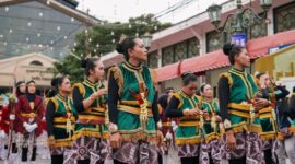 Para penari Dayak dengan pakaian adat penuh warna menampilkan tarian tradisional yang dinamis, merayakan Gawai Dayak sebagai ungkapan rasa syukur dan pelestarian budaya leluhur. Gerakan energik mereka merefleksikan semangat kebersamaan dan kekayaan warisan adat yang terus dihidupkan.