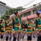 Para penari Dayak dengan pakaian adat penuh warna menampilkan tarian tradisional yang dinamis, merayakan Gawai Dayak sebagai ungkapan rasa syukur dan pelestarian budaya leluhur. Gerakan energik mereka merefleksikan semangat kebersamaan dan kekayaan warisan adat yang terus dihidupkan.