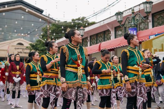 Para penari Dayak dengan pakaian adat penuh warna menampilkan tarian tradisional yang dinamis, merayakan Gawai Dayak sebagai ungkapan rasa syukur dan pelestarian budaya leluhur. Gerakan energik mereka merefleksikan semangat kebersamaan dan kekayaan warisan adat yang terus dihidupkan.