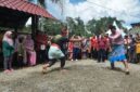 Seorang penari Zapin dengan busana tradisional yang indah menampilkan gerakan anggun, merefleksikan kekayaan seni pertunjukan Melayu yang telah diwariskan turun-temurun. Tarian ini adalah simbol keindahan budaya dan spiritualitas masyarakat Melayu.