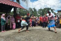 Seorang penari Zapin dengan busana tradisional yang indah menampilkan gerakan anggun, merefleksikan kekayaan seni pertunjukan Melayu yang telah diwariskan turun-temurun. Tarian ini adalah simbol keindahan budaya dan spiritualitas masyarakat Melayu.