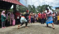 Seorang penari Zapin dengan busana tradisional yang indah menampilkan gerakan anggun, merefleksikan kekayaan seni pertunjukan Melayu yang telah diwariskan turun-temurun. Tarian ini adalah simbol keindahan budaya dan spiritualitas masyarakat Melayu.