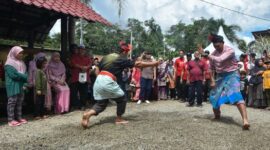 Seorang penari Zapin dengan busana tradisional yang indah menampilkan gerakan anggun, merefleksikan kekayaan seni pertunjukan Melayu yang telah diwariskan turun-temurun. Tarian ini adalah simbol keindahan budaya dan spiritualitas masyarakat Melayu.