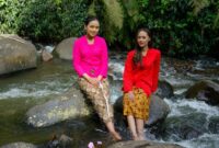 Air Terjun Coban Rondo yang memukau di Kota Batu, Malang, menjadi saksi bisu legenda tragis Dewi Anjarwati. Keindahan alam ini bukan hanya menawarkan kesejukan, tetapi juga menyimpan kisah cinta dan kesetiaan yang menyentuh hati para pengunjung.