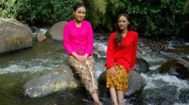 Air Terjun Coban Rondo yang memukau di Kota Batu, Malang, menjadi saksi bisu legenda tragis Dewi Anjarwati. Keindahan alam ini bukan hanya menawarkan kesejukan, tetapi juga menyimpan kisah cinta dan kesetiaan yang menyentuh hati para pengunjung.