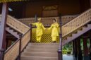 Penari Zapin Melayu yang memukau dengan busana tradisionalnya, menampilkan keanggunan gerak dan kekayaan seni yang menjadi bagian tak terpisahkan dari budaya Melayu di Sumatra. Setiap detail busana dan ekspresi penari mencerminkan nilai-nilai luhur yang diwariskan secara turun-temurun.