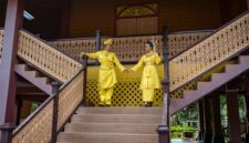 Penari Zapin Melayu yang memukau dengan busana tradisionalnya, menampilkan keanggunan gerak dan kekayaan seni yang menjadi bagian tak terpisahkan dari budaya Melayu di Sumatra. Setiap detail busana dan ekspresi penari mencerminkan nilai-nilai luhur yang diwariskan secara turun-temurun.