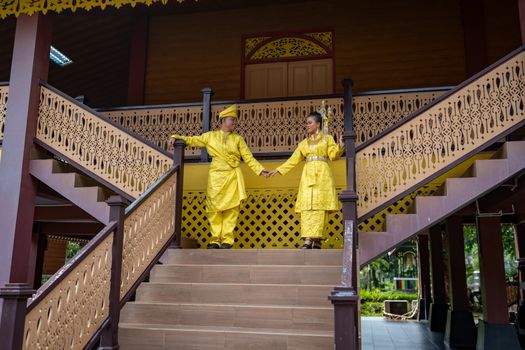 Penari Zapin Melayu yang memukau dengan busana tradisionalnya, menampilkan keanggunan gerak dan kekayaan seni yang menjadi bagian tak terpisahkan dari budaya Melayu di Sumatra. Setiap detail busana dan ekspresi penari mencerminkan nilai-nilai luhur yang diwariskan secara turun-temurun.