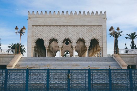 Madrasah kuno di Fez, Maroko, salah satu pusat pendidikan Islam yang berkembang pesat pada masa kejayaan Kerajaan Kadriyah. Arsitektur yang menawan ini adalah bukti nyata warisan keilmuan dan seni yang ditinggalkan oleh dinasti tersebut.