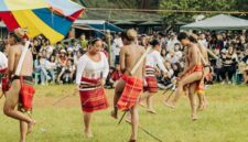 Para penari Dayak menampilkan keindahan gerak dan busana adat yang memukau dalam perayaan Gawai, menunjukkan kekayaan budaya Kalimantan. Setiap tarian sarat makna, menceritakan kisah dan ungkapan syukur masyarakat Dayak.