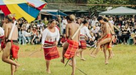 Para penari Dayak menampilkan keindahan gerak dan busana adat yang memukau dalam perayaan Gawai, menunjukkan kekayaan budaya Kalimantan. Setiap tarian sarat makna, menceritakan kisah dan ungkapan syukur masyarakat Dayak.