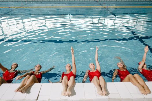 Sejumlah individu dari berbagai usia dengan antusias mengikuti sesi akuatik fitness di dalam kolam renang, menunjukkan bagaimana olahraga air dapat menjadi pilihan kebugaran yang menyenangkan dan aman bagi semua. Aktivitas ini memberikan manfaat optimal tanpa tekanan berlebih pada sendi.