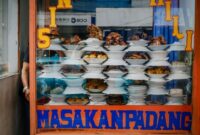 Semangkuk bubur pedas khas Sumatera Selatan yang kaya rempah dan disajikan hangat, siap memanjakan lidah dengan cita rasa gurih dan pedasnya yang autentik. Hidangan ini seringkali dilengkapi dengan taburan bawang goreng dan irisan daging untuk menambah kenikmatan.