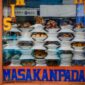 Semangkuk bubur pedas khas Sumatera Selatan yang kaya rempah dan disajikan hangat, siap memanjakan lidah dengan cita rasa gurih dan pedasnya yang autentik. Hidangan ini seringkali dilengkapi dengan taburan bawang goreng dan irisan daging untuk menambah kenikmatan.
