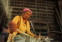 Seorang tetua Dayak menunjukkan beberapa jenis akar dan daun tanaman obat yang biasa digunakan dalam ramuan tradisional, memperlihatkan kekayaan alam Kalimantan sebagai sumber penyembuhan alami. Pengetahuan ini telah diwariskan turun-temurun, menjadi bagian integral dari kehidupan masyarakat adat.