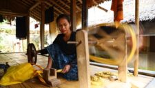 Seorang model mengenakan busana modern berbahan tenun ikat dengan motif geometris yang menawan, menunjukkan bagaimana warisan budaya Indonesia dapat berpadu apik dalam tren fesyen kontemporer. Penampilan ini merefleksikan keindahan dan fleksibilitas tenun ikat untuk berbagai gaya hidup.
