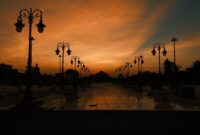 Tugu Khatulistiwa di Pontianak, Kalimantan Barat, berdiri megah sebagai penanda garis ekuator yang membelah bumi, menawarkan pemandangan ikonik yang wajib diabadikan oleh setiap pengunjung. Monumen ini bukan sekadar penanda geografis, melainkan juga saksi bisu fenomena alam unik saat matahari tepat di atas kepala, menghilangkan bayangan benda-benda.