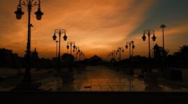 Tugu Khatulistiwa di Pontianak, Kalimantan Barat, berdiri megah sebagai penanda garis ekuator yang membelah bumi, menawarkan pemandangan ikonik yang wajib diabadikan oleh setiap pengunjung. Monumen ini bukan sekadar penanda geografis, melainkan juga saksi bisu fenomena alam unik saat matahari tepat di atas kepala, menghilangkan bayangan benda-benda.