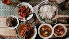 Semangkuk Bubur Pedas khas Kalimantan Barat yang mengepul hangat, siap memanjakan lidah dengan perpaduan rempah eksotis dan sensasi pedas yang membakar, dihiasi aneka sayuran segar serta taburan ikan teri dan kacang. Hidangan ini menunjukkan kekayaan warisan kuliner Nusantara yang patut dibanggakan.