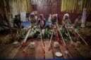 Upacara adat masyarakat Dayak Kanayatn di depan rumah tradisional, menunjukkan kekayaan budaya dan spiritualitas mereka yang erat kaitannya dengan alam. Mereka menjaga tradisi leluhur dengan penuh hormat.