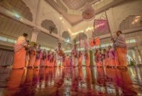Seorang penenun wanita dengan teliti menciptakan motif pada kain songket, menunjukkan dedikasi tinggi dalam melestarikan warisan budaya Melayu yang kaya akan nilai dan estetika. Proses ini membutuhkan kesabaran luar biasa untuk menghasilkan mahakarya tekstil yang indah serta memiliki makna mendalam.