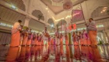 Seorang penenun wanita dengan teliti menciptakan motif pada kain songket, menunjukkan dedikasi tinggi dalam melestarikan warisan budaya Melayu yang kaya akan nilai dan estetika. Proses ini membutuhkan kesabaran luar biasa untuk menghasilkan mahakarya tekstil yang indah serta memiliki makna mendalam.