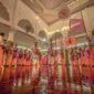 Seorang penenun wanita dengan teliti menciptakan motif pada kain songket, menunjukkan dedikasi tinggi dalam melestarikan warisan budaya Melayu yang kaya akan nilai dan estetika. Proses ini membutuhkan kesabaran luar biasa untuk menghasilkan mahakarya tekstil yang indah serta memiliki makna mendalam.