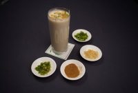 Berbagai rempah seperti kunyit, jahe, temulawak, dan serai tersusun rapi, siap diolah menjadi ramuan herbal Melayu yang menyehatkan dan menjaga vitalitas tubuh.