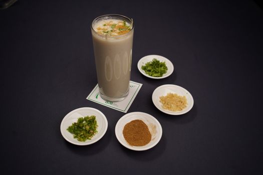 Berbagai rempah seperti kunyit, jahe, temulawak, dan serai tersusun rapi, siap diolah menjadi ramuan herbal Melayu yang menyehatkan dan menjaga vitalitas tubuh.