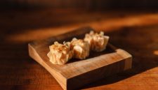 Choipan hangat yang baru diangkat dari kukusan, disiram melimpah dengan bawang putih goreng renyah, siap memanjakan lidah dengan perpaduan tekstur kenyal dan rasa gurih yang mendalam. Hidangan ini merupakan salah satu kuliner legendaris yang membawa kisah panjang akulturasi budaya di Indonesia.