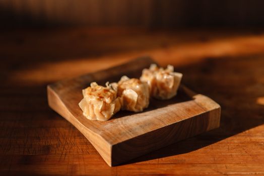 Choipan hangat yang baru diangkat dari kukusan, disiram melimpah dengan bawang putih goreng renyah, siap memanjakan lidah dengan perpaduan tekstur kenyal dan rasa gurih yang mendalam. Hidangan ini merupakan salah satu kuliner legendaris yang membawa kisah panjang akulturasi budaya di Indonesia.