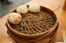 Choipan hangat yang baru dikukus, siap dinikmati dengan siraman saus cabai pedas, menunjukkan kesederhanaan namun kaya rasa dari kudapan khas Kalimantan Barat ini. Setiap gigitan choipan membawa kita pada perjalanan rasa dan sejarah yang tak terlupakan.