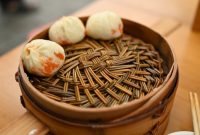 Choipan hangat yang baru dikukus, siap dinikmati dengan siraman saus cabai pedas, menunjukkan kesederhanaan namun kaya rasa dari kudapan khas Kalimantan Barat ini. Setiap gigitan choipan membawa kita pada perjalanan rasa dan sejarah yang tak terlupakan.