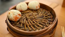 Choipan hangat yang baru dikukus, siap dinikmati dengan siraman saus cabai pedas, menunjukkan kesederhanaan namun kaya rasa dari kudapan khas Kalimantan Barat ini. Setiap gigitan choipan membawa kita pada perjalanan rasa dan sejarah yang tak terlupakan.