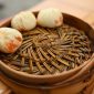 Choipan hangat yang baru dikukus, siap dinikmati dengan siraman saus cabai pedas, menunjukkan kesederhanaan namun kaya rasa dari kudapan khas Kalimantan Barat ini. Setiap gigitan choipan membawa kita pada perjalanan rasa dan sejarah yang tak terlupakan.