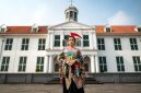 Model mengenakan busana modern dengan sentuhan tenun ikat tradisional, menunjukkan perpaduan apik antara warisan budaya dan gaya kontemporer yang relevan. Keindahan motif tenun ikat memberikan kesan elegan pada koleksi fesyen terkini.