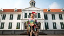 Model mengenakan busana modern dengan sentuhan tenun ikat tradisional, menunjukkan perpaduan apik antara warisan budaya dan gaya kontemporer yang relevan. Keindahan motif tenun ikat memberikan kesan elegan pada koleksi fesyen terkini.