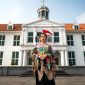 Model mengenakan busana modern dengan sentuhan tenun ikat tradisional, menunjukkan perpaduan apik antara warisan budaya dan gaya kontemporer yang relevan. Keindahan motif tenun ikat memberikan kesan elegan pada koleksi fesyen terkini.