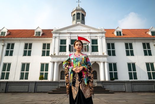 Model mengenakan busana modern dengan sentuhan tenun ikat tradisional, menunjukkan perpaduan apik antara warisan budaya dan gaya kontemporer yang relevan. Keindahan motif tenun ikat memberikan kesan elegan pada koleksi fesyen terkini.