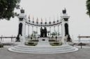 Pemandangan Tugu Khatulistiwa di Pontianak saat senja, di mana para pengunjung dapat merasakan pengalaman unik berdiri di garis ekuator. Monumen ini menjadi simbol penting batas imajiner bumi, menarik wisatawan dari berbagai penjuru dunia.