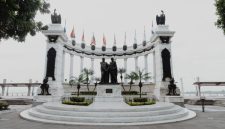 Pemandangan Tugu Khatulistiwa di Pontianak saat senja, di mana para pengunjung dapat merasakan pengalaman unik berdiri di garis ekuator. Monumen ini menjadi simbol penting batas imajiner bumi, menarik wisatawan dari berbagai penjuru dunia.