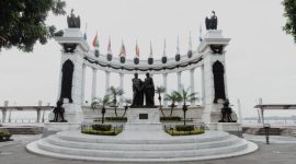 Pemandangan Tugu Khatulistiwa di Pontianak saat senja, di mana para pengunjung dapat merasakan pengalaman unik berdiri di garis ekuator. Monumen ini menjadi simbol penting batas imajiner bumi, menarik wisatawan dari berbagai penjuru dunia.
