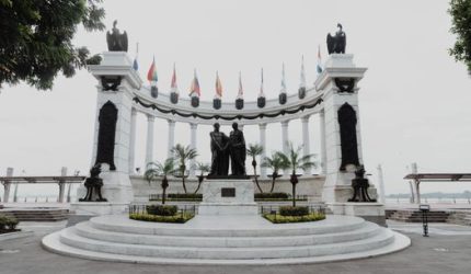 Melintasi Garis Imajiner: Menjelajah Eksotisme Tugu Khatulistiwa Pontianak