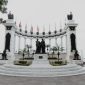 Pemandangan Tugu Khatulistiwa di Pontianak saat senja, di mana para pengunjung dapat merasakan pengalaman unik berdiri di garis ekuator. Monumen ini menjadi simbol penting batas imajiner bumi, menarik wisatawan dari berbagai penjuru dunia.