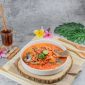 Semangkuk bubur pedas khas Singkawang dengan taburan kacang tanah, ikan teri, dan beragam sayuran segar yang siap memanjakan lidah Anda dengan cita rasa unik dan pedas yang menghangatkan. Hidangan ini merupakan perpaduan sempurna antara kekayaan rempah dan tekstur yang beragam.